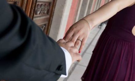 9 cosas que todos deberían hacer después de comprometerse, de acuerdo con los planificadores de bodas