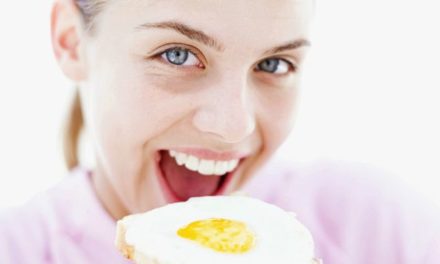 ¿Está realmente bien comer huevos todos los días?