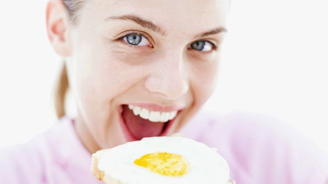 ¿Está realmente bien comer huevos todos los días?