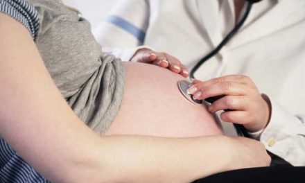 ¿Se puede transmitir COVID-19 de madres embarazadas a recién nacidos?