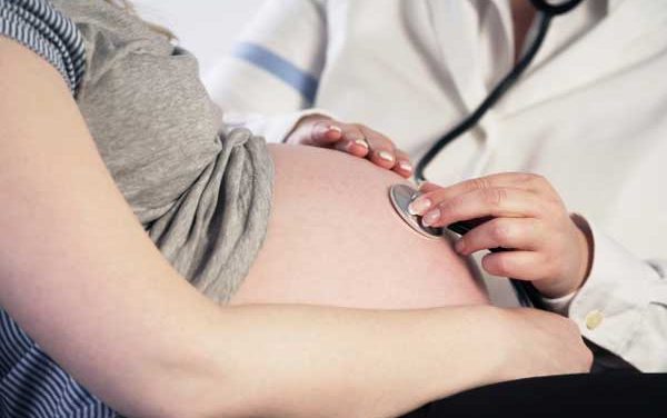 ¿Se puede transmitir COVID-19 de madres embarazadas a recién nacidos?