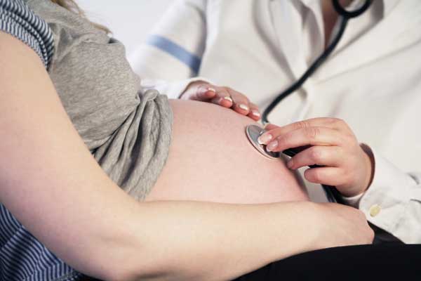 ¿Se puede transmitir COVID-19 de madres embarazadas a recién nacidos?