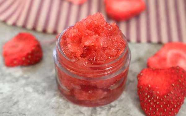 Cómo preparar el exfoliante facial de fresa en casa para una piel clara