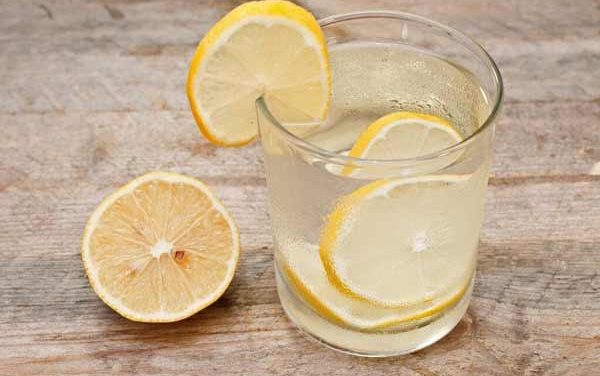 21 razones para beber agua de limón con sal marina del Himalaya
