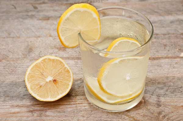 21 razones para beber agua de limón con sal marina del Himalaya