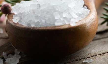 La cura de agua salada de Feng Shui ayuda a eliminar la energía negativa