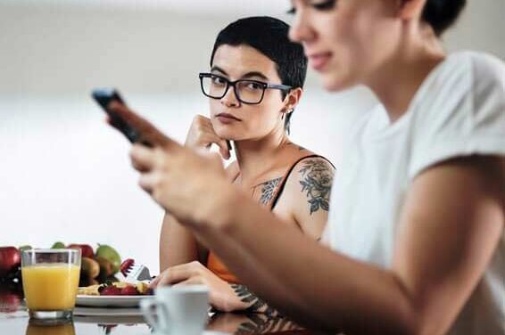 Las 5 señales de la envidia: cómo reconocerla en las personas