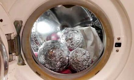 Por qué deberías poner bolas de papel de aluminio en tu lavadora