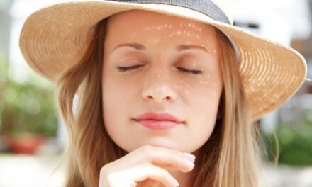 ¿Cómo evitar la aparición de manchas en la cara por el sol?