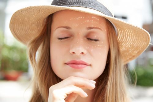 ¿Cómo evitar la aparición de manchas en la cara por el sol?