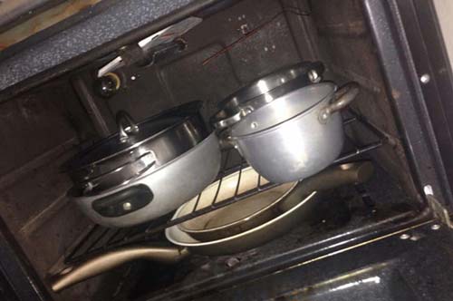 ¿Por qué no se debe usar el horno de la estufa como almacén para ollas y sartenes?